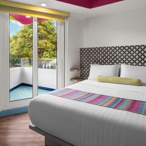 Queen Suite with Balcony - Non-Smoking