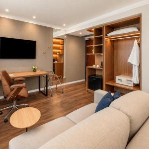 Business Room with 1 Queen Bed