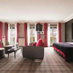 Junior Suite with Opera View and Balcony