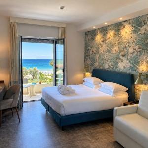 Deluxe Queen Room with Sea View