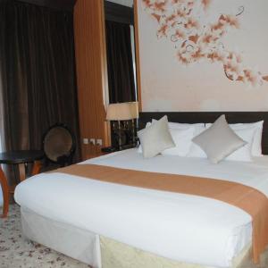 Executive Suite with Mountain View