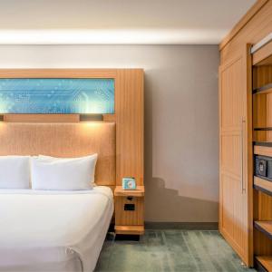 Larger King Room with Roll-In Shower - Mobility Access/Hearing Accessible