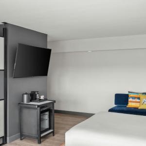 Larger Queen Room with Two Queen Beds and Roll-In Shower - Mobility Access/Hearing Accessible