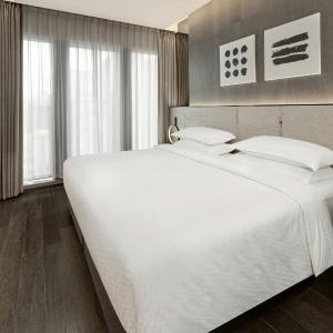 Hollywood King Room with City View