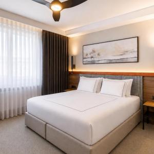 Deluxe Suite with Mountain View