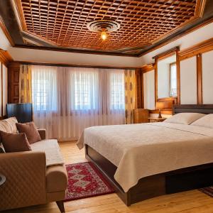 Queen Room with Shared Bathroom