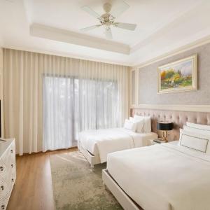 The Level Three-Bedroom Villa with Lake View and Private Pool