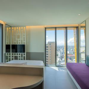 Deluxe Corner King Room with City View