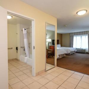 Queen Room with Two Queen Beds and Bath Tub - Mobility and Hearing Access/Non-Smoking
