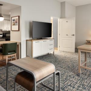 King Suite with Roll-In Shower - Mobility and Hearing Access/Non-Smoking