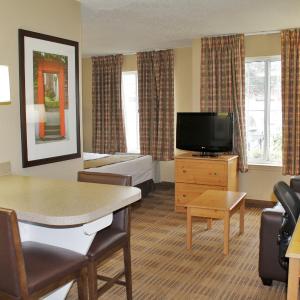 Deluxe Studio with 1 King Bed - Non-Smoking