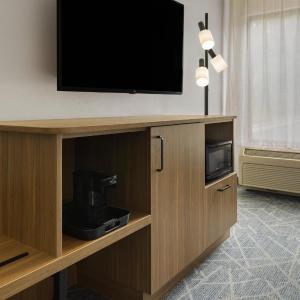 King Room with Accessible Tub - Mobility and Hearing Access/Non-Smoking