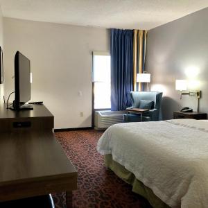 King Room with Accessible Tub - Mobility and Hearing Access/Non-Smoking