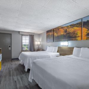 Queen Room with Two Queen Beds - Smoking