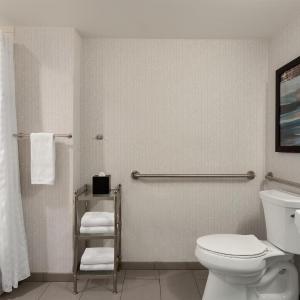 One-Bedroom King Suite with Bath Tub - Mobility Accessible