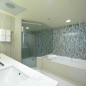King Suite with Soaking Tub