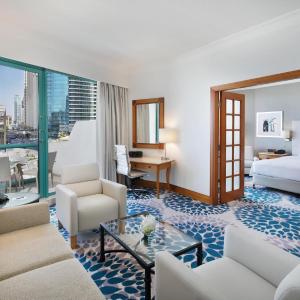 One-Bedroom King Suite with Sea View and Balcony