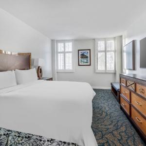 One-Bedroom Suite with Sofa Bed and Ocean View - Lagoon Tower