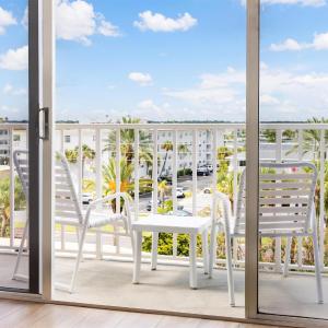 Queen Room with City View - Top Floor 