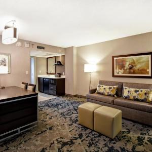 One-Bedroom Suite with Two Double Beds - Hearing Accessible/Non-Smoking