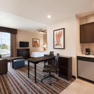 King Suite with Roll-In Shower - Mobility and Hearing Access/Non-Smoking