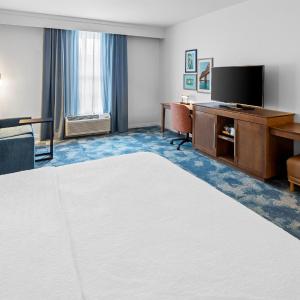 King Room with Accessible Tub - Mobility and Hearing Access/Non-Smoking