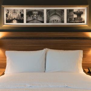 Queen Room with Roll-In Shower - Disability Access/Non-Smoking