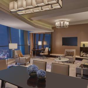Deluxe King Suite with Lounge Access