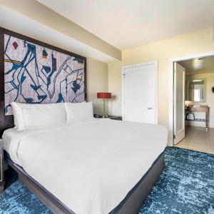 One-Bedroom King Suite with Kitchen