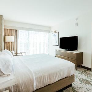 One-Bedroom Corner King Suite with View