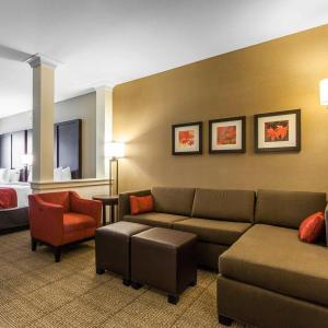 Queen Suite with Two Queen Beds with Sofabed- Non-Smoking