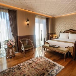 Deluxe Double Room with Street View
