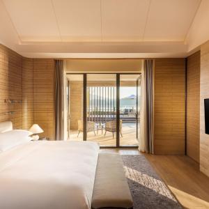 Deluxe King Suite with Lake View