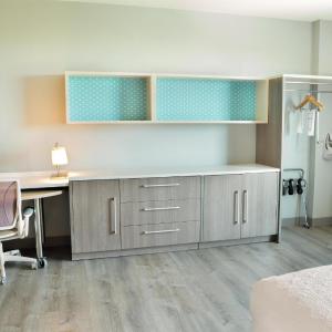 Queen Studio with Roll-In Shower - Mobility Access/Non-Smoking