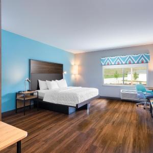 King Room with Bath Tub - Mobility and Hearing Access