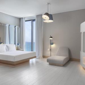 Deluxe King Room with Partial Sea View
