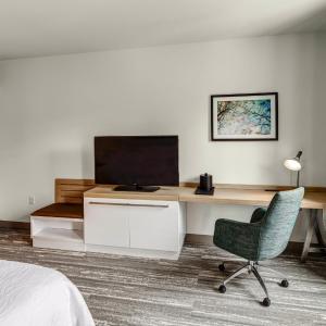 King Room with Tub - Mobility and Hearing Access