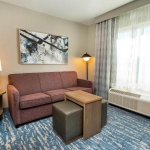 Queen Suite with Bath Tub - Mobility Accessible/Non-Smoking