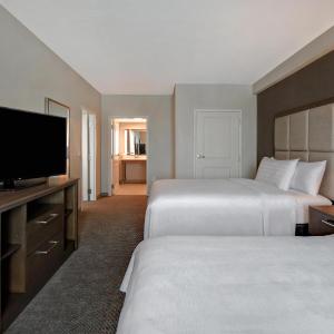 Queen Room with Pool View and Accessible Bath - Non-Smoking