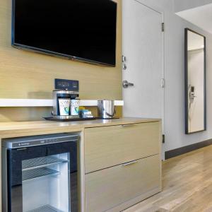 King Room with Roll-In Shower - Mobility Access