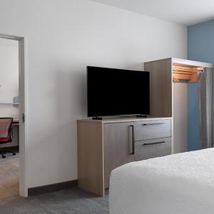 One-Bedroom King Suite with Bath Tub - Mobility Accessible