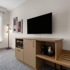 King Room with Microwave and Fridge