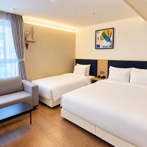 Family Twin Room with Free access to Rooftop pool
