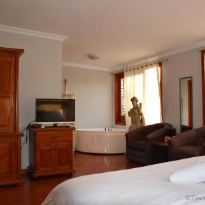 Queen Suite with Spa Bath