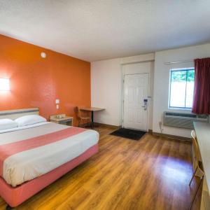 1 Queen Bed |