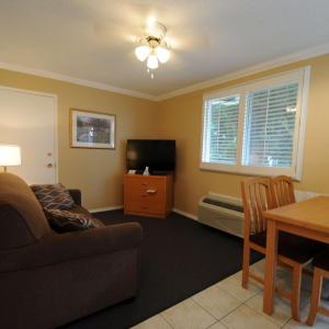 Queen suite with Kitchenette - Non-Smoking