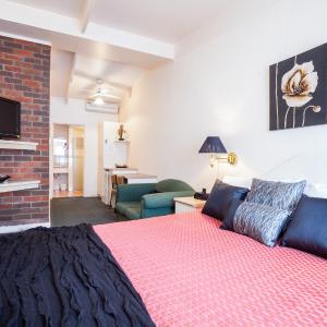 Standard Queen Room