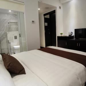 Standard Queen Room without Window