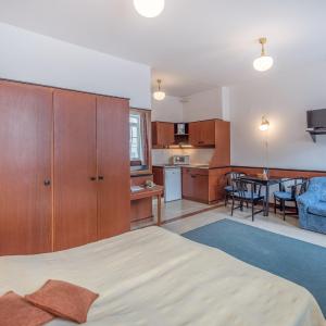 Studio (2 Adults)
