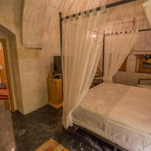 King Cave Suite